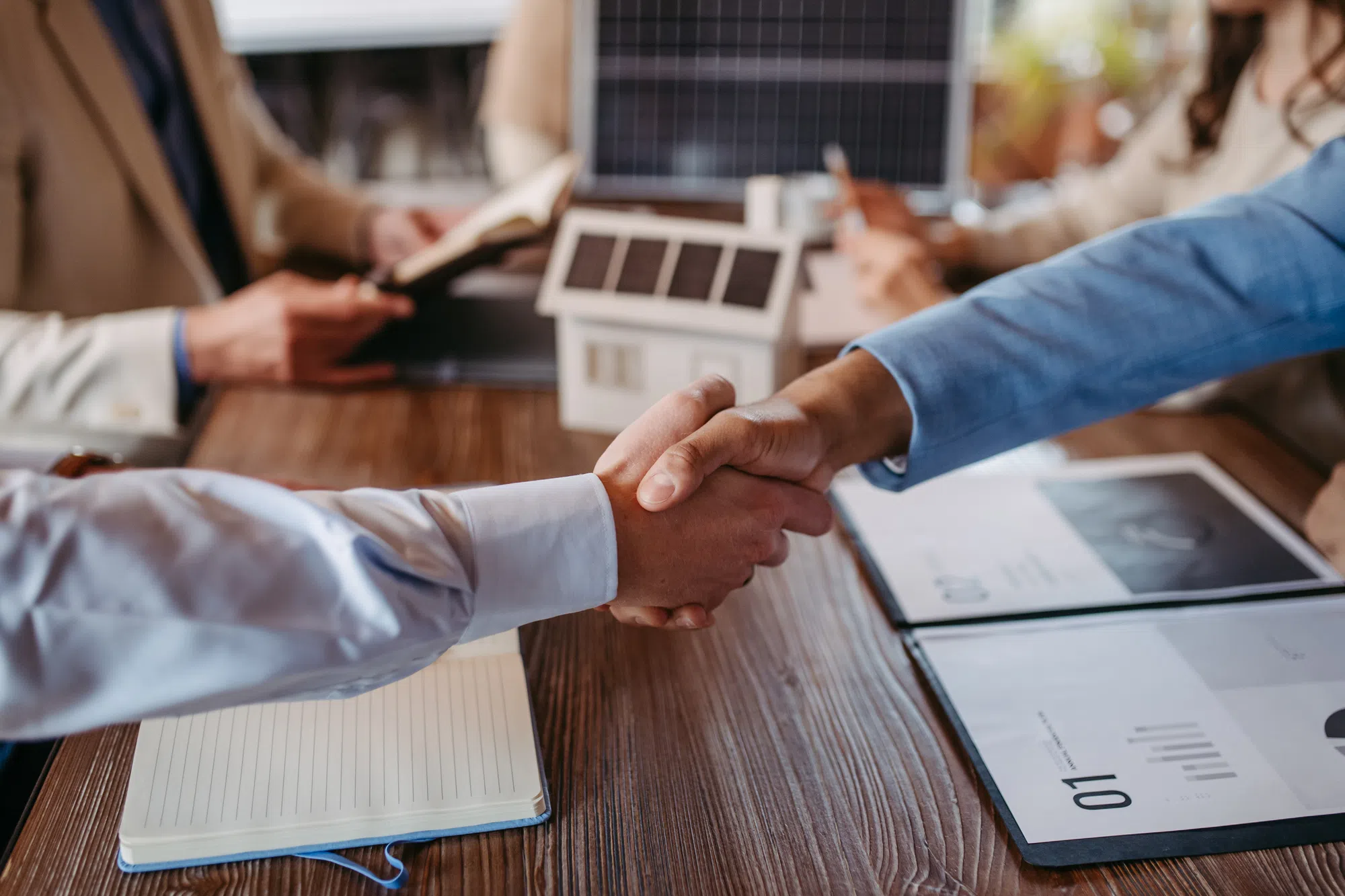 Privatverkauf oder Makler: Welche Option passt am besten zu Ihrem Immobilienverkauf?
