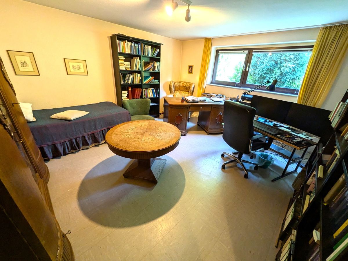 Geräumiges Kinder- oder Arbeitszimmer.