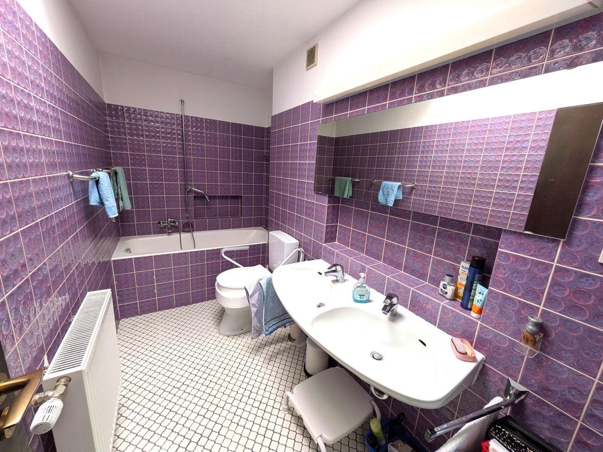 Das zweite Bad mit Badewanne und Doppelwaschtisch.