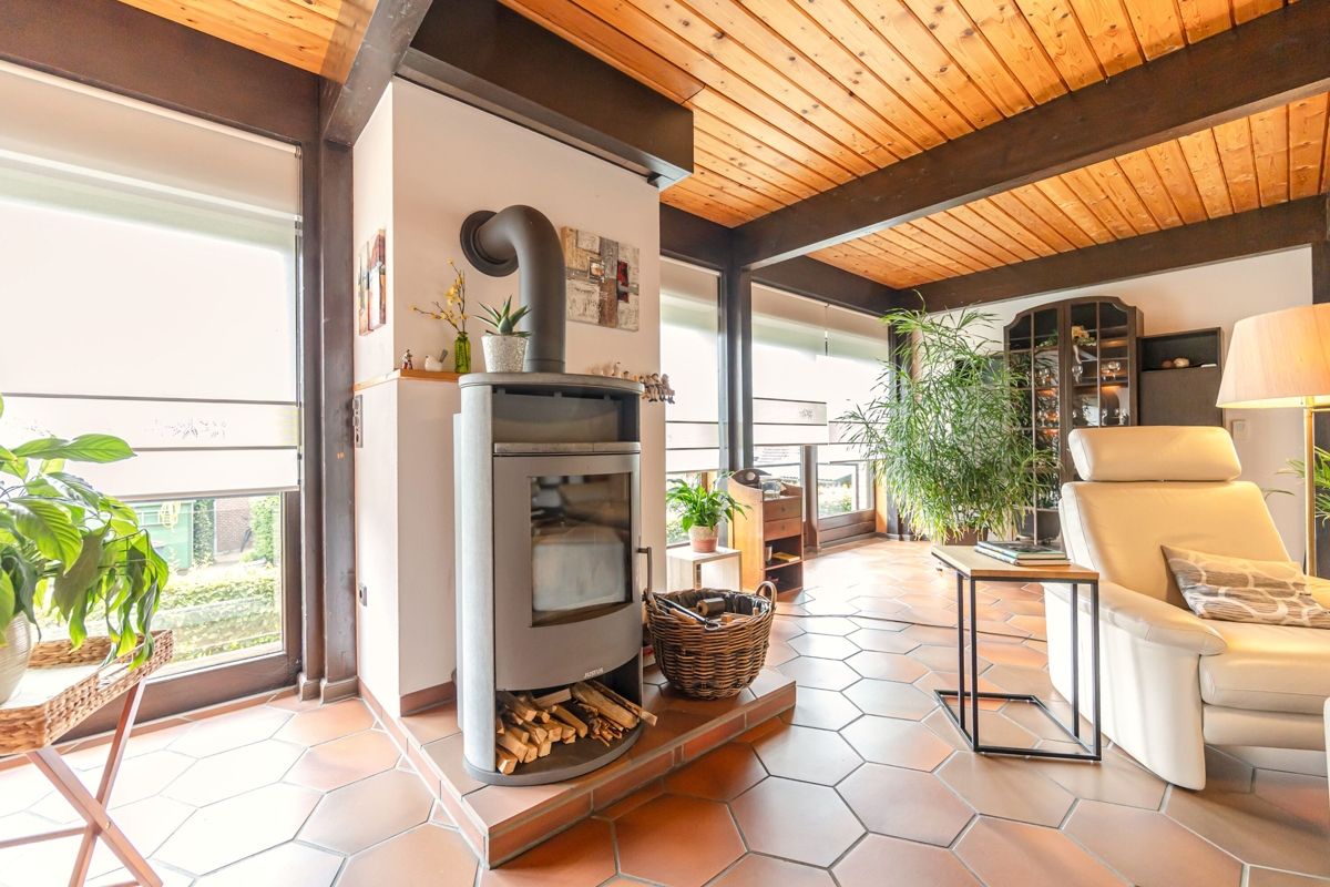Gemütlicher Kamin im Wohnzimmer 