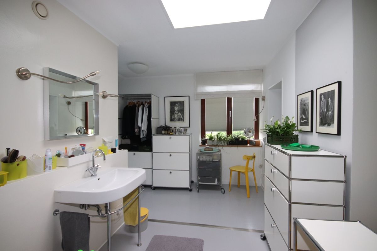 Das Bad mit edler Badkeramik - Wanne, Dusche, Kosmetikplatz