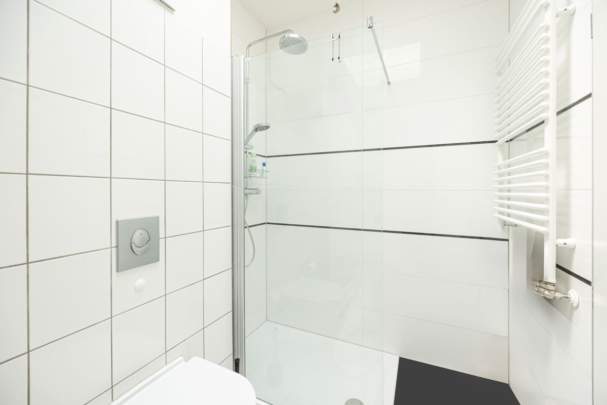 ...mit bodengleicher Dusche und Glasabtrennung 