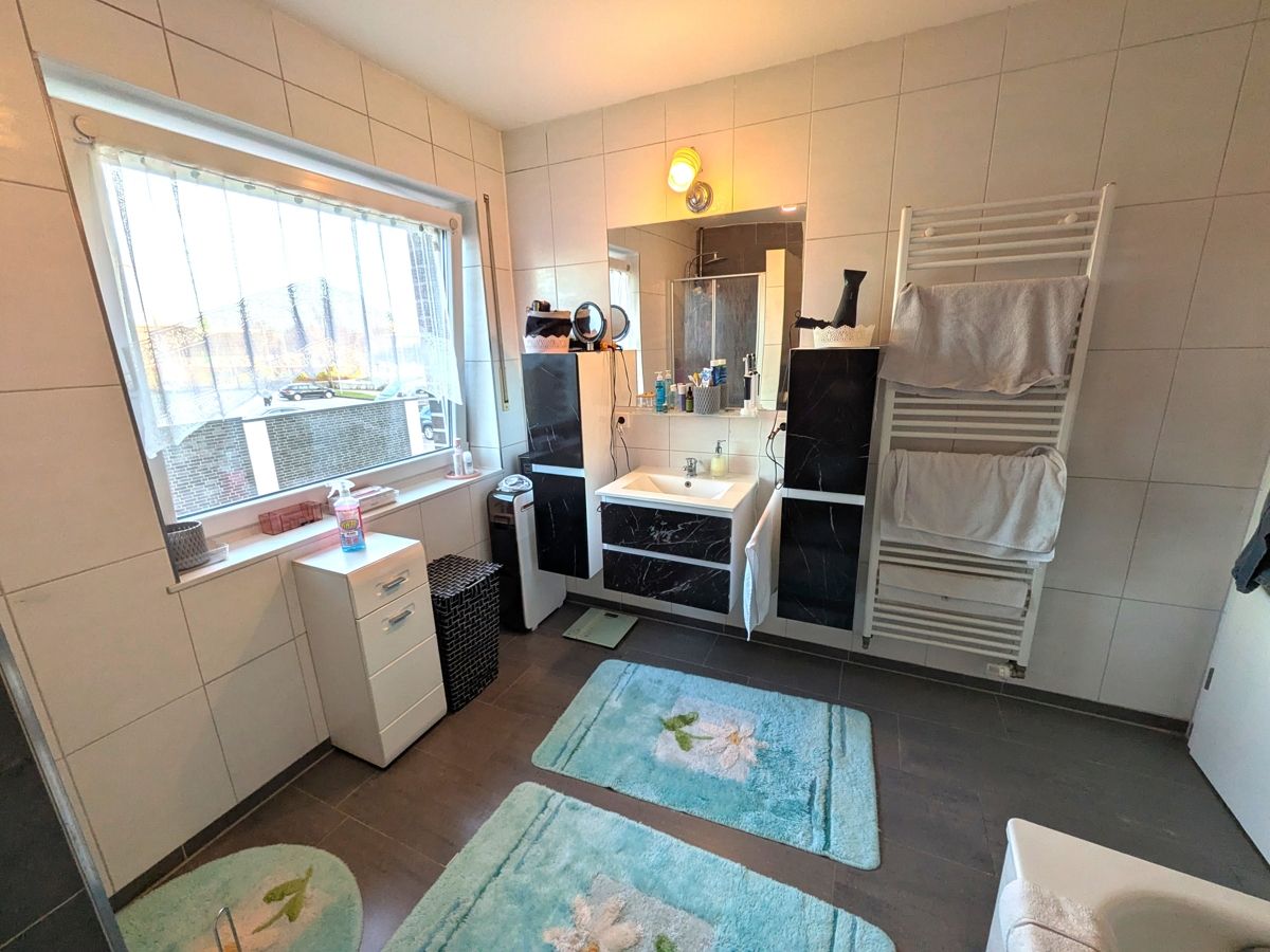 Im Bad und in alles Wohnbereichen gibt es eine behagliche Fußbodenheizung