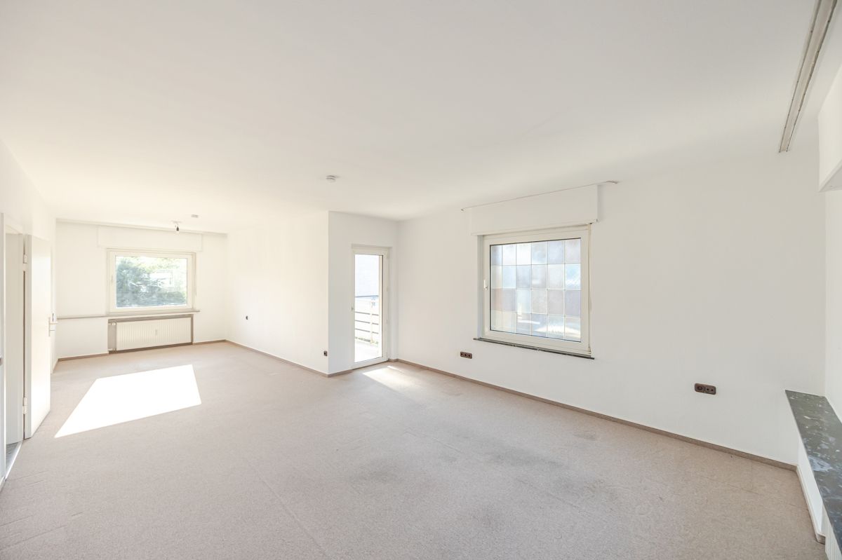 Helles Wohnzimmer mit großem Fenster