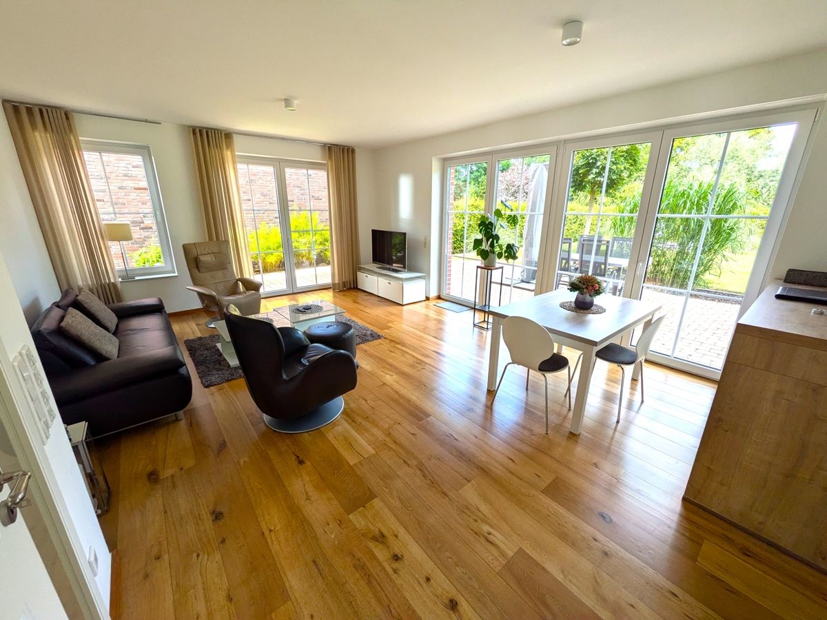 Der Wohnzimmer- und Essbereich mit Blick in den großen Garten 