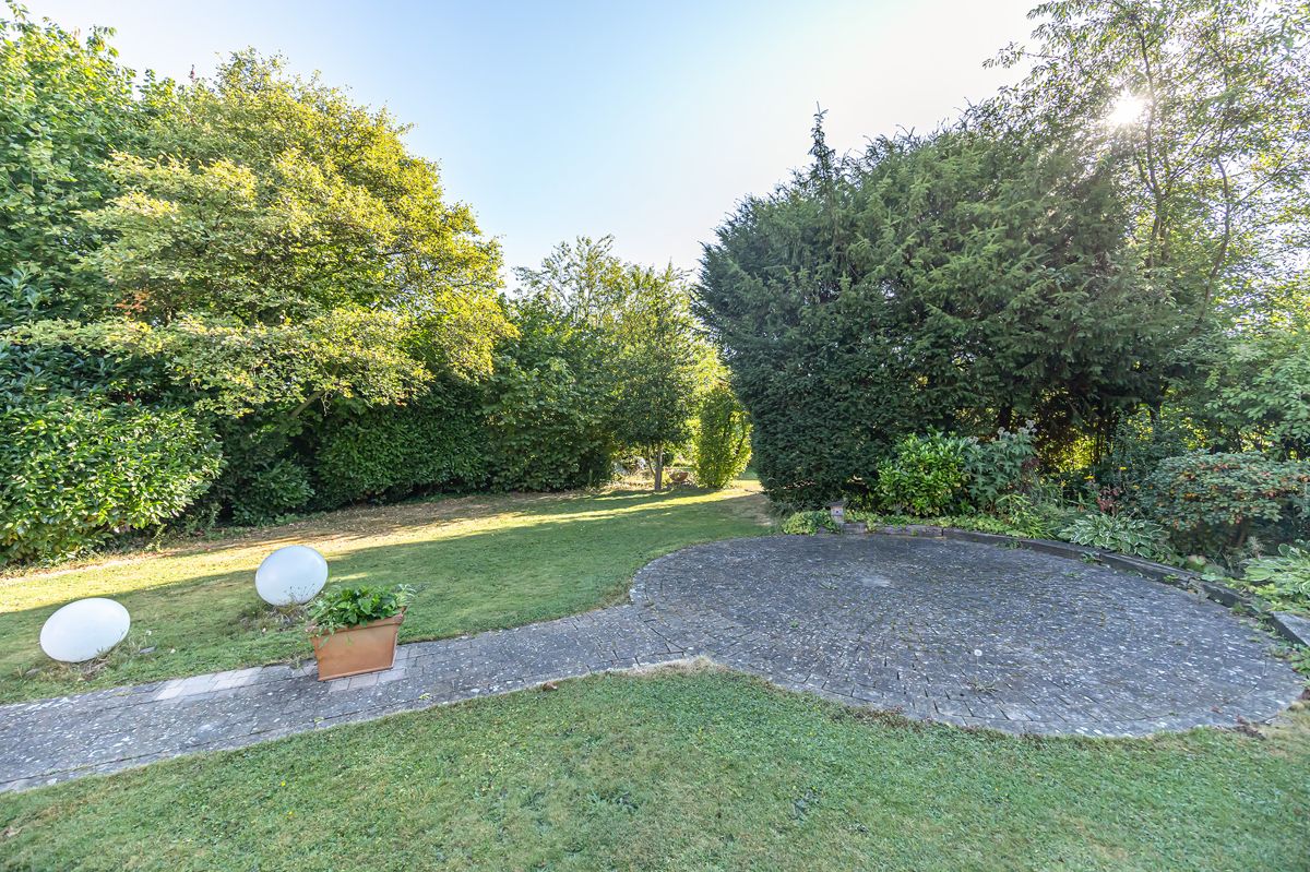 Viel Platz für Neubau oder Gartengestaltung