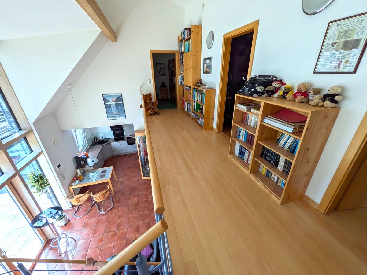 Echtes Bambusparkett ist in der Galerie und im Schlafzimmer verlegt