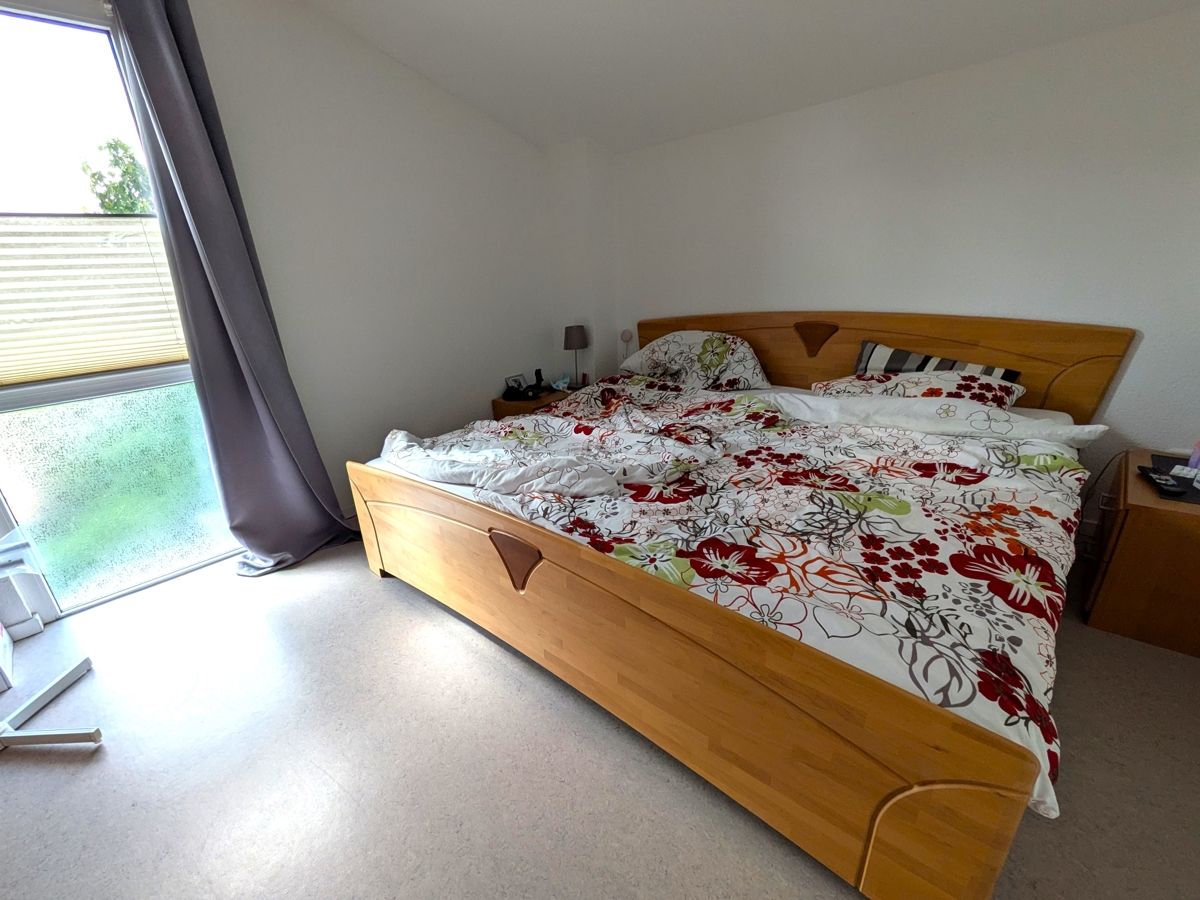 Das geräumige Schlafzimmer ist ruhig gelegen