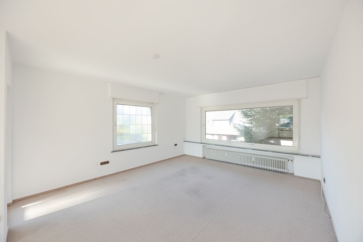 Helles Wohnzimmer mit großem Fenster