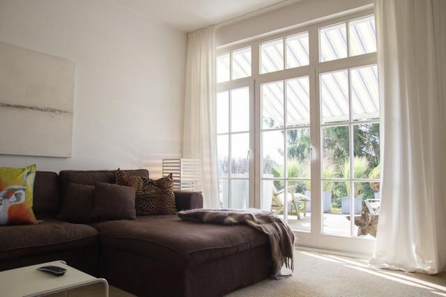 Das große Wohnzimmer mit Zugang zur Dachterrasse