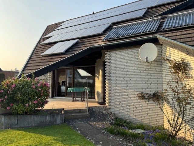 Die überdachte Terrasse in der Abendsonne