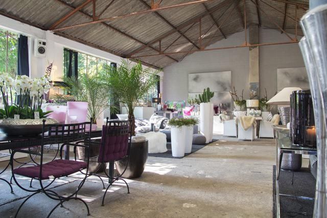 Die Ausstellungshalle mit den großen Fensterfronten