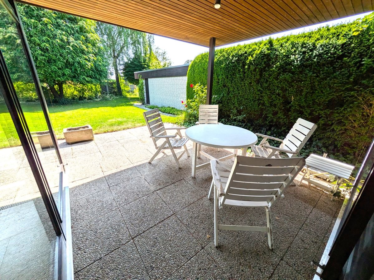 Die wettergeschützte Terrasse mit blick in den Garten.