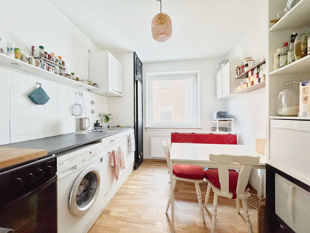 Die geräumige Küche mit Waschmaschinenanschluss...