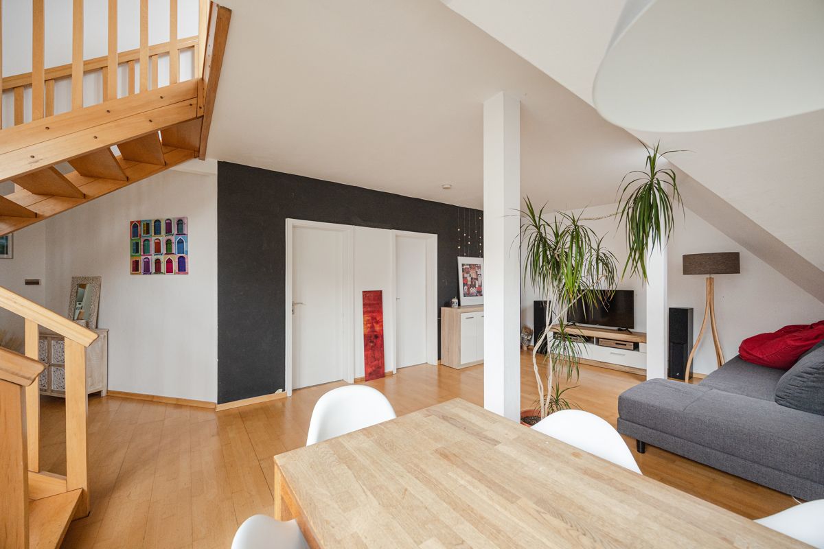 ...Blick vom Esstisch zu den 2 weiteren Wohnräumen...