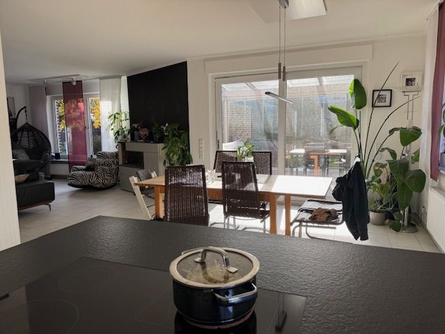 Essplatz mit Zugang zum Wintergarten