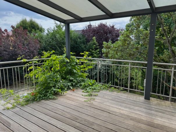 Die großzügige Terrassenfläche vor dem Wohn-Ess-Bereich
