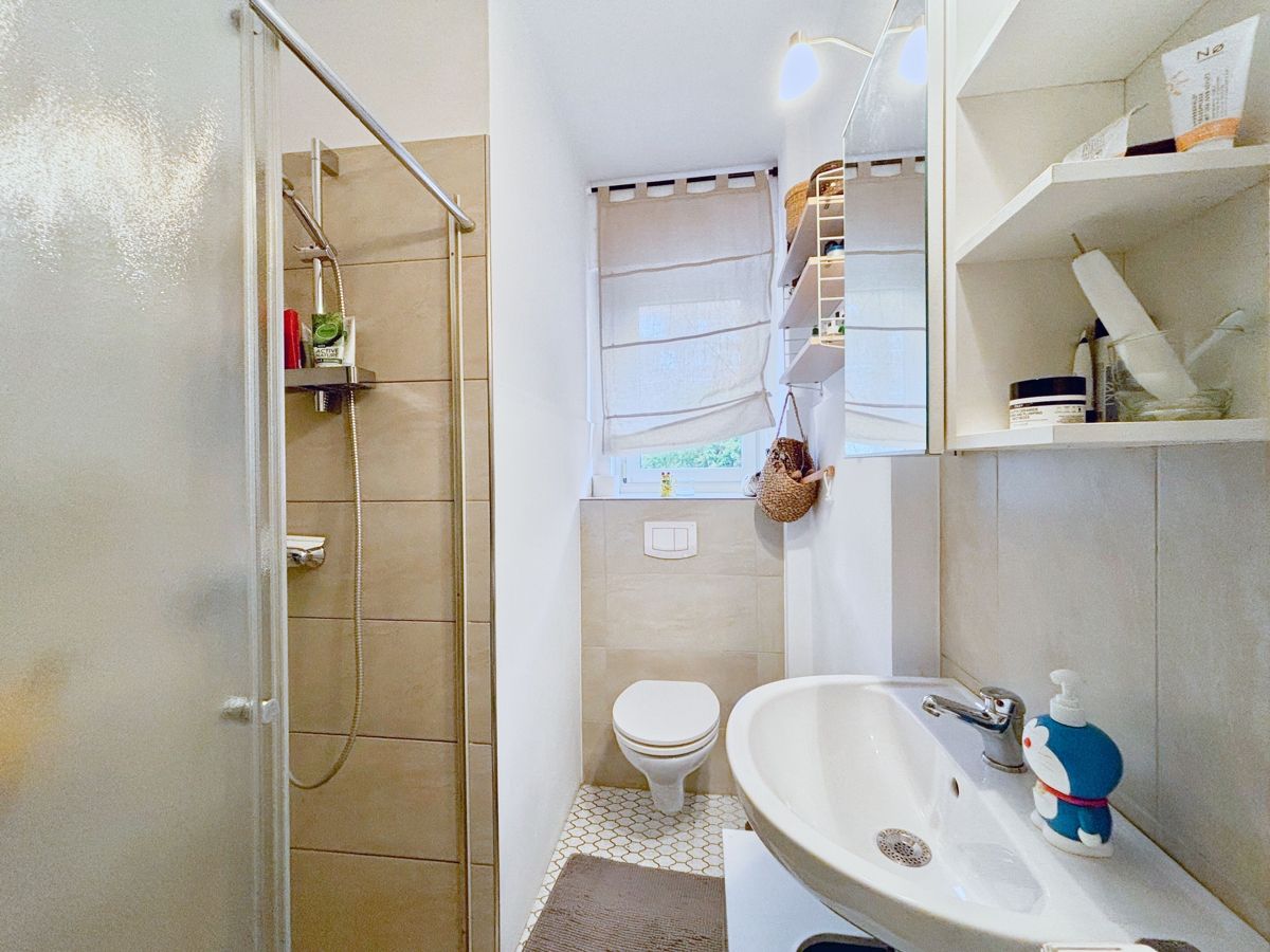 Das Tageslichtbad mit bodentiefer Dusche