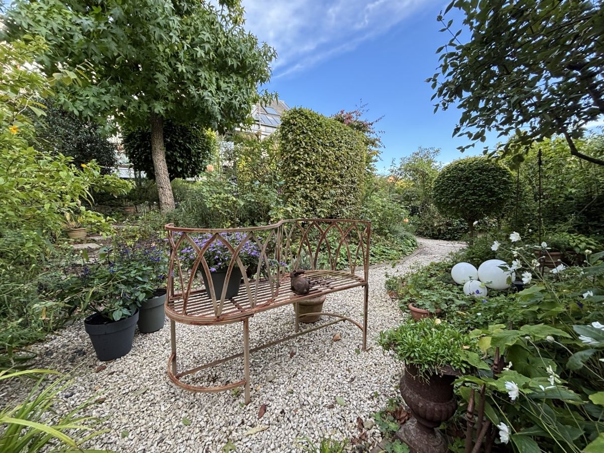 im wunderschön angelegten Garten