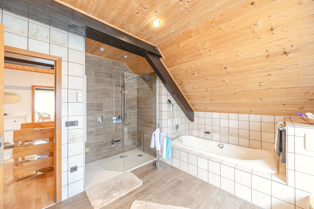 DG-Bad mit neuer begehbarer Dusche & Wanne