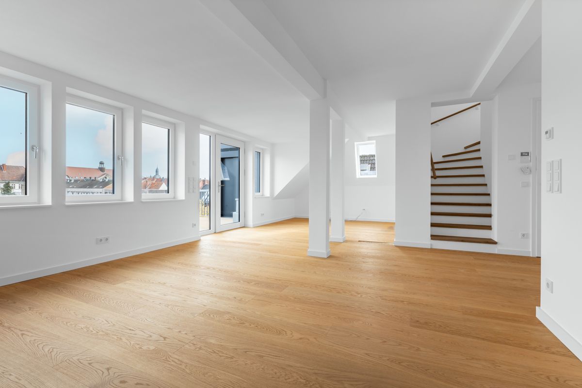 Blick auf den Wohn-/ Essbereich und den Aufgang zur 2. Wohnebene