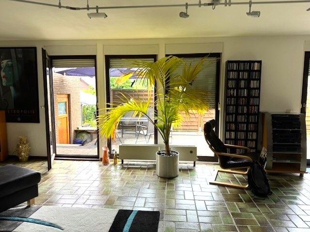 Großes Wohnzimmer mit Terrassenzugang