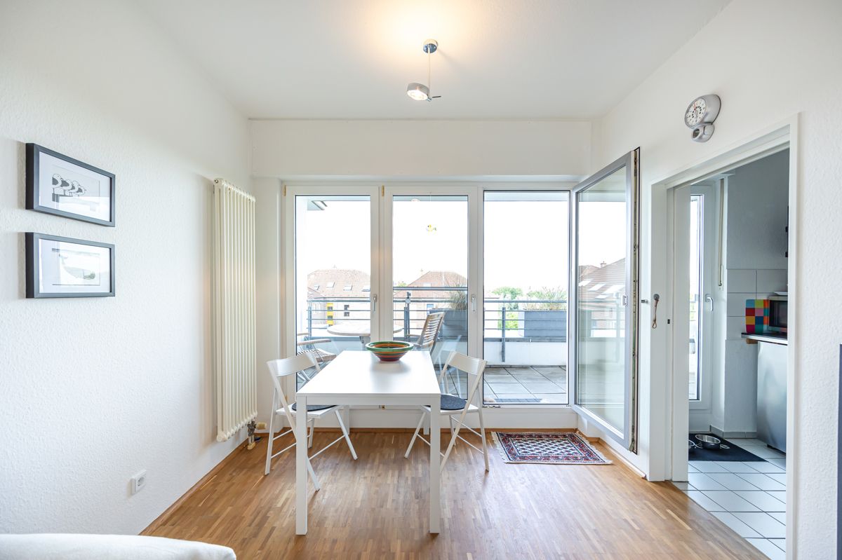 Der Essbereich mit Zugang zur Dachterrasse