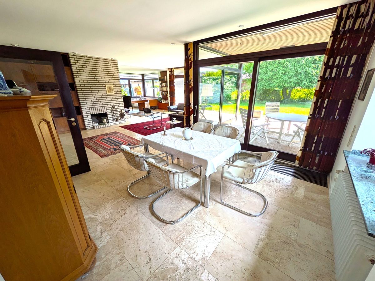 Empfangen Sie Ihre Freunde in dem geräumigen Wohnzimmer. Eine überdachte Terrasse bietet Sitzgelegenheit an frischer Luft mit Wetterschutz.