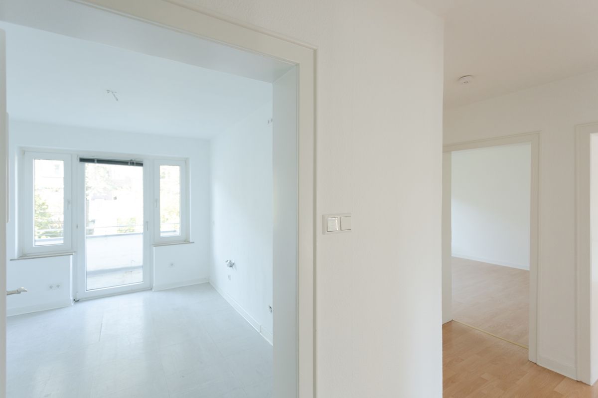 Blick in die Küche mit Zugang zum Balkon