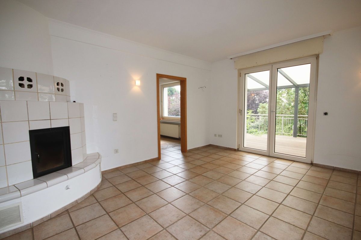 mit Kachelofen und Zugang zur überdachten Terrasse 