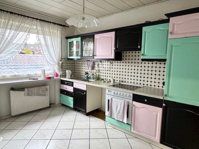 Die geräumige Küche im EG