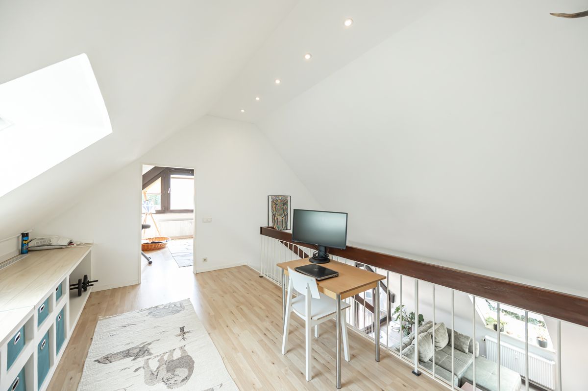 ...mit Blick zum Schlafzimmer