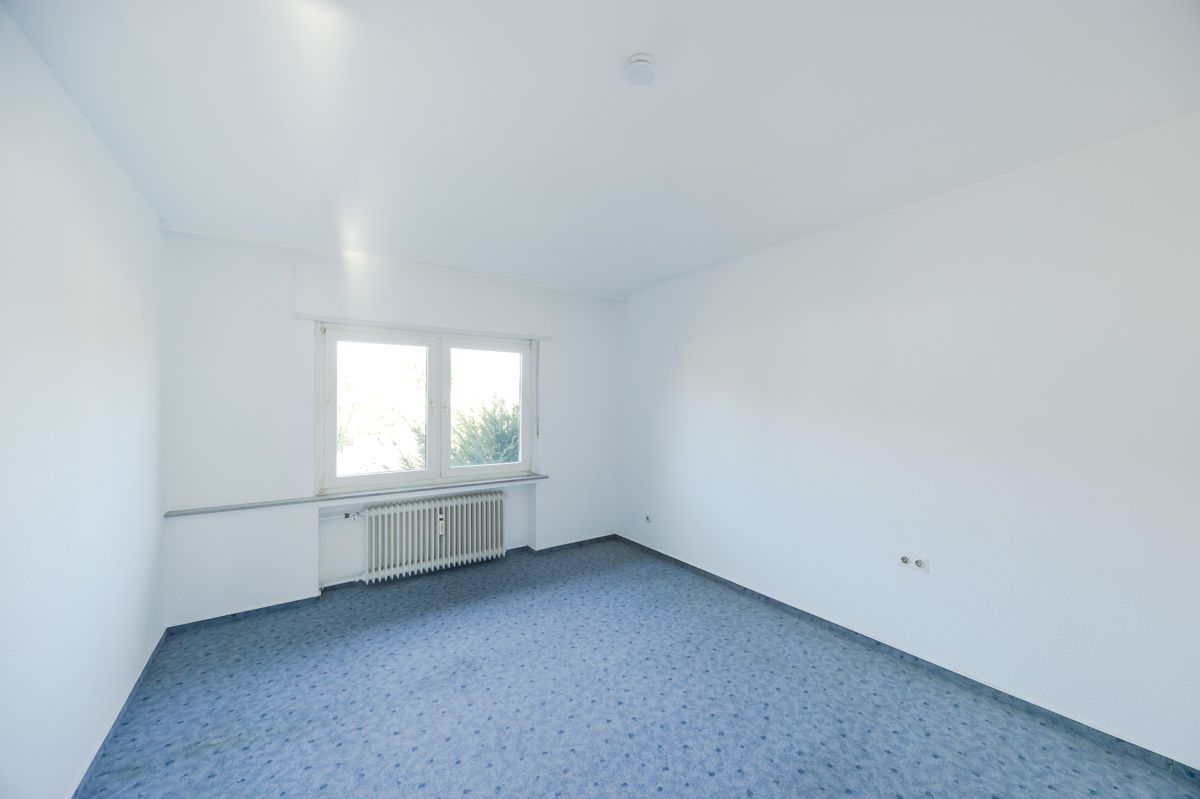 Ruhig gelegenes Schlafzimmer mit Entwicklungspotenzial