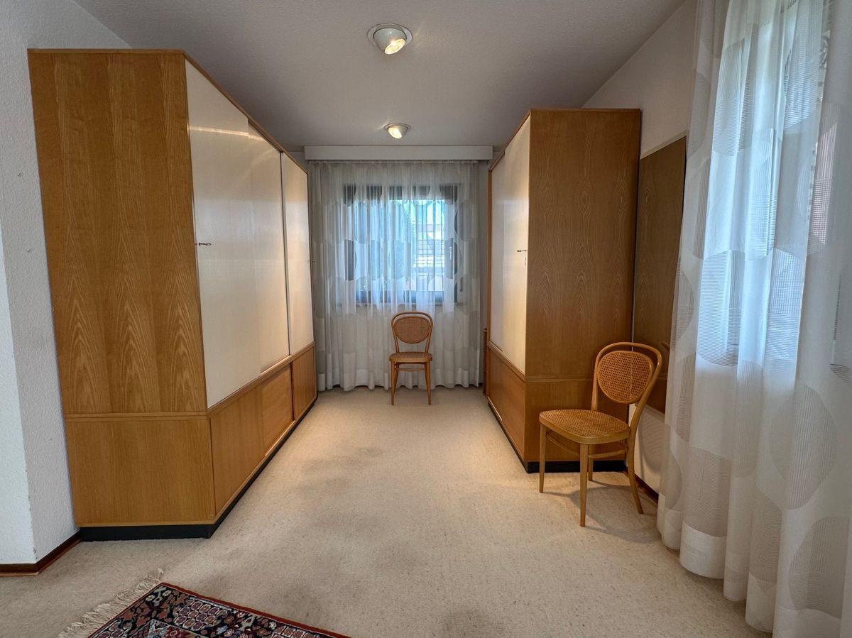 Im Schlafzimmer befindet sich ein eigener, freundlicher Ankleidebereich.