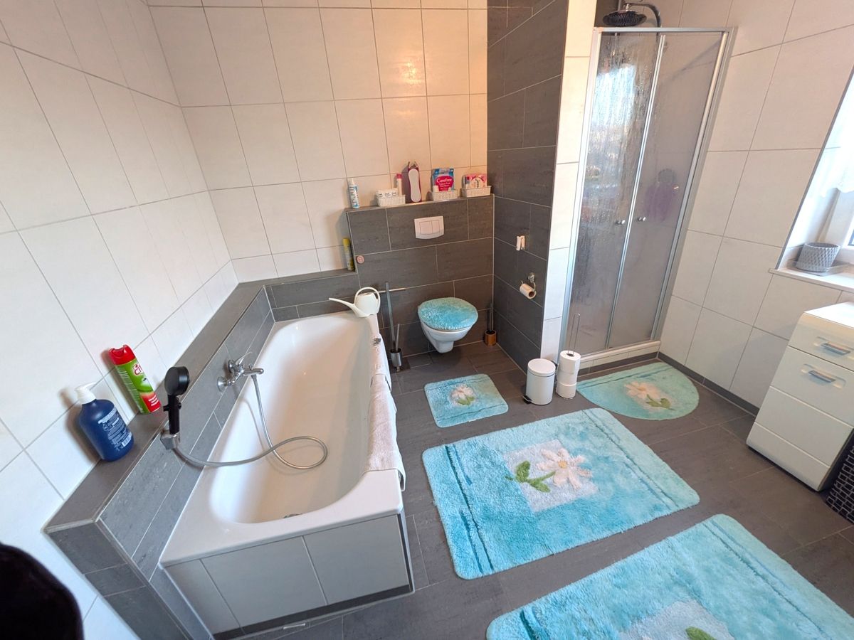 Dusche und Badewanne vorhanden