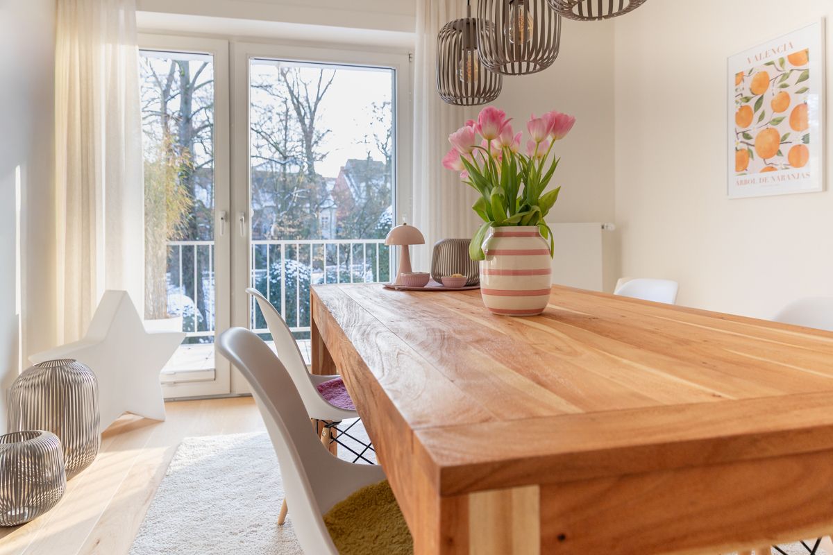 Esszimmer mit Blick auf den Balkon und die Promenande