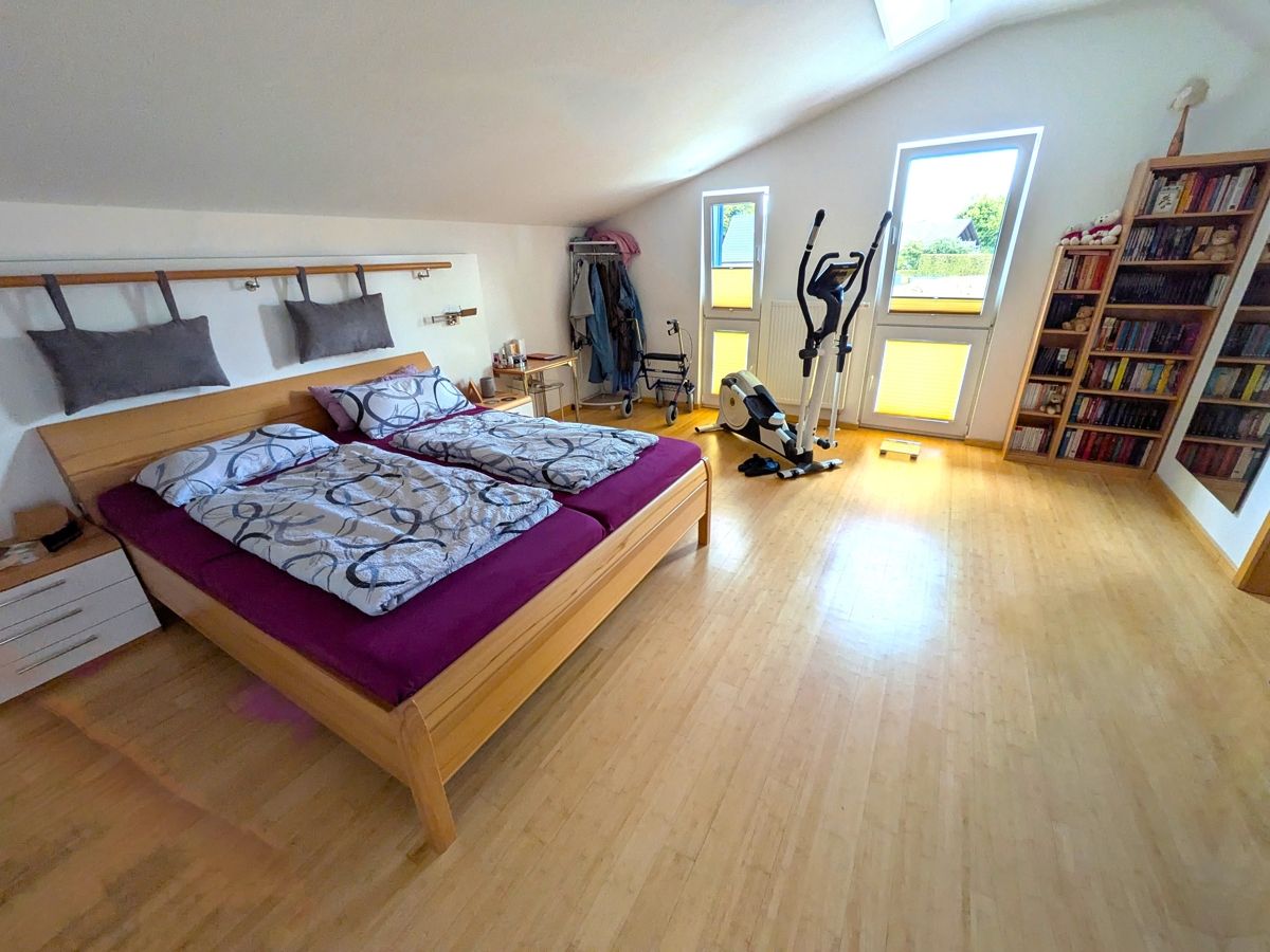 Das große Schlafzimmer bietet Platz für einen geräumigen Kleiderschrank