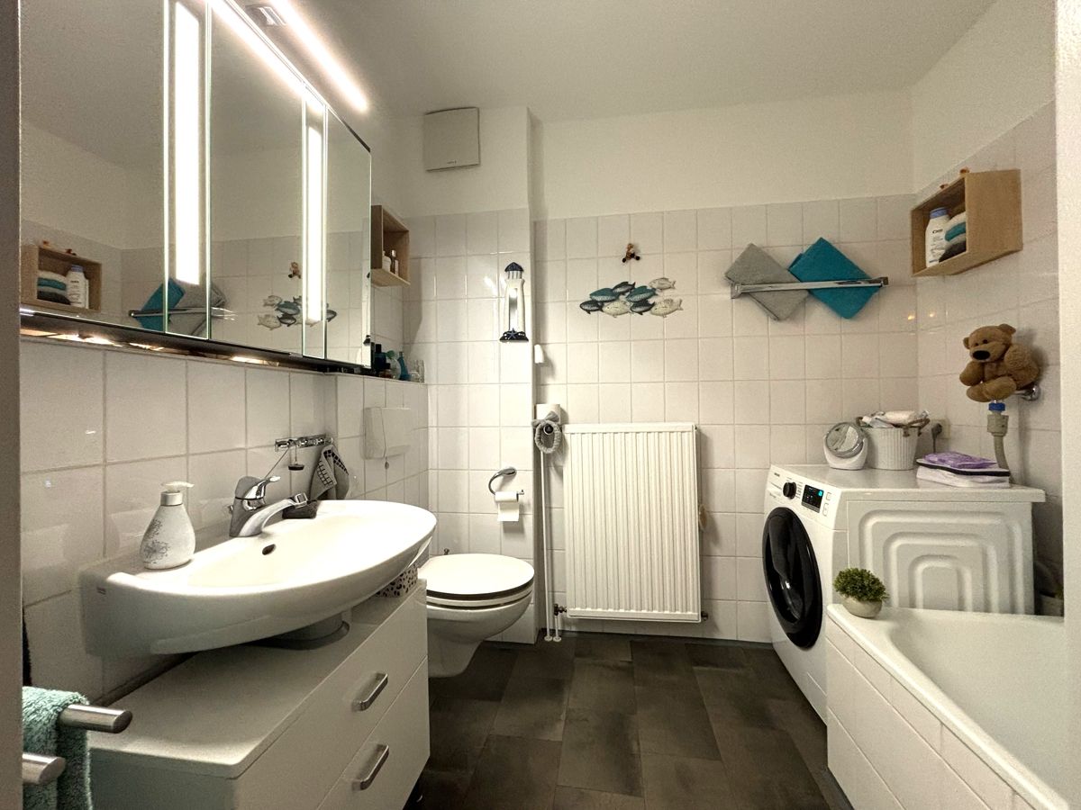 Bad mit Badewanne 1.OG