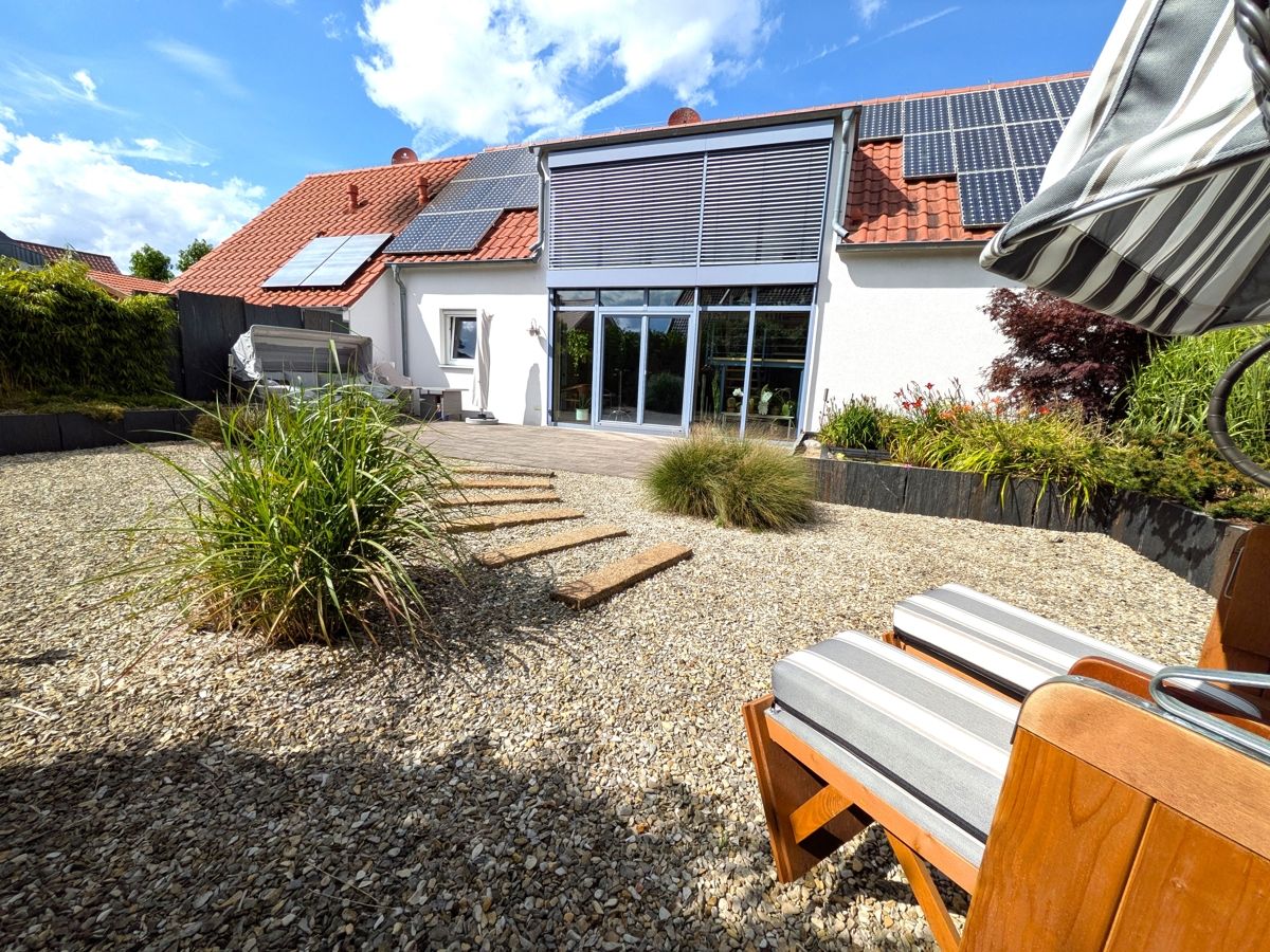 Die Photovoltaik bietet energetische Unabhängigkeit, der Garten hat tolle Sonnen- und Schattenbereiche