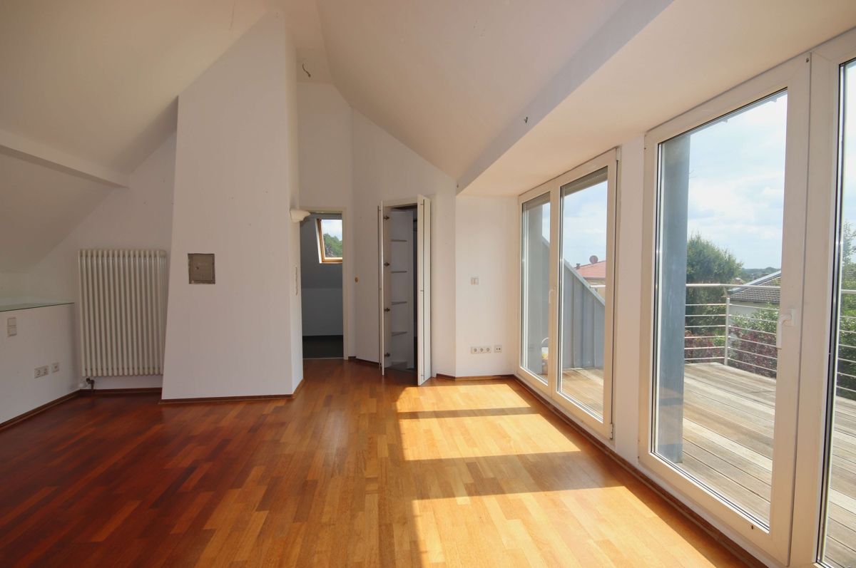 Das Schlafzimmer mit bodentiefen Fenstern