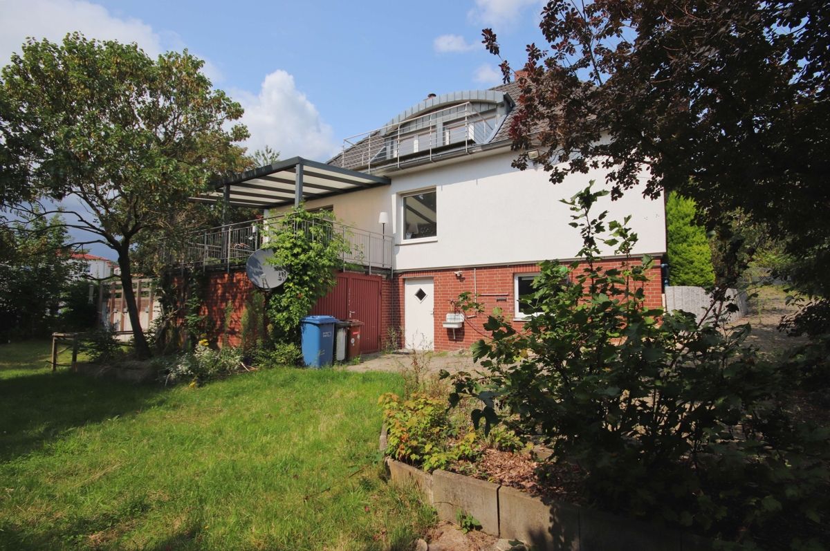 Garage und zwei Stellplätze 