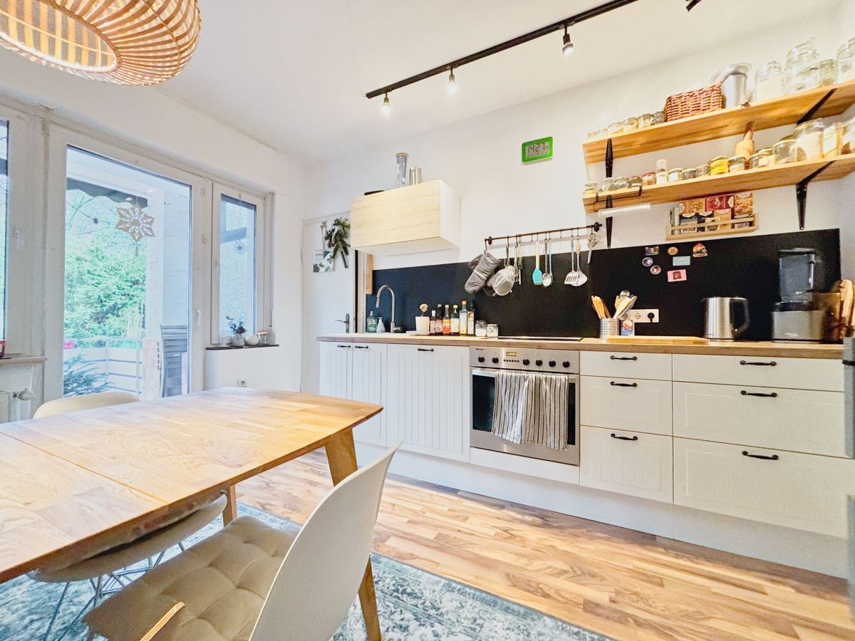 Die großzügige Küche mit Austritt zur Terrasse...