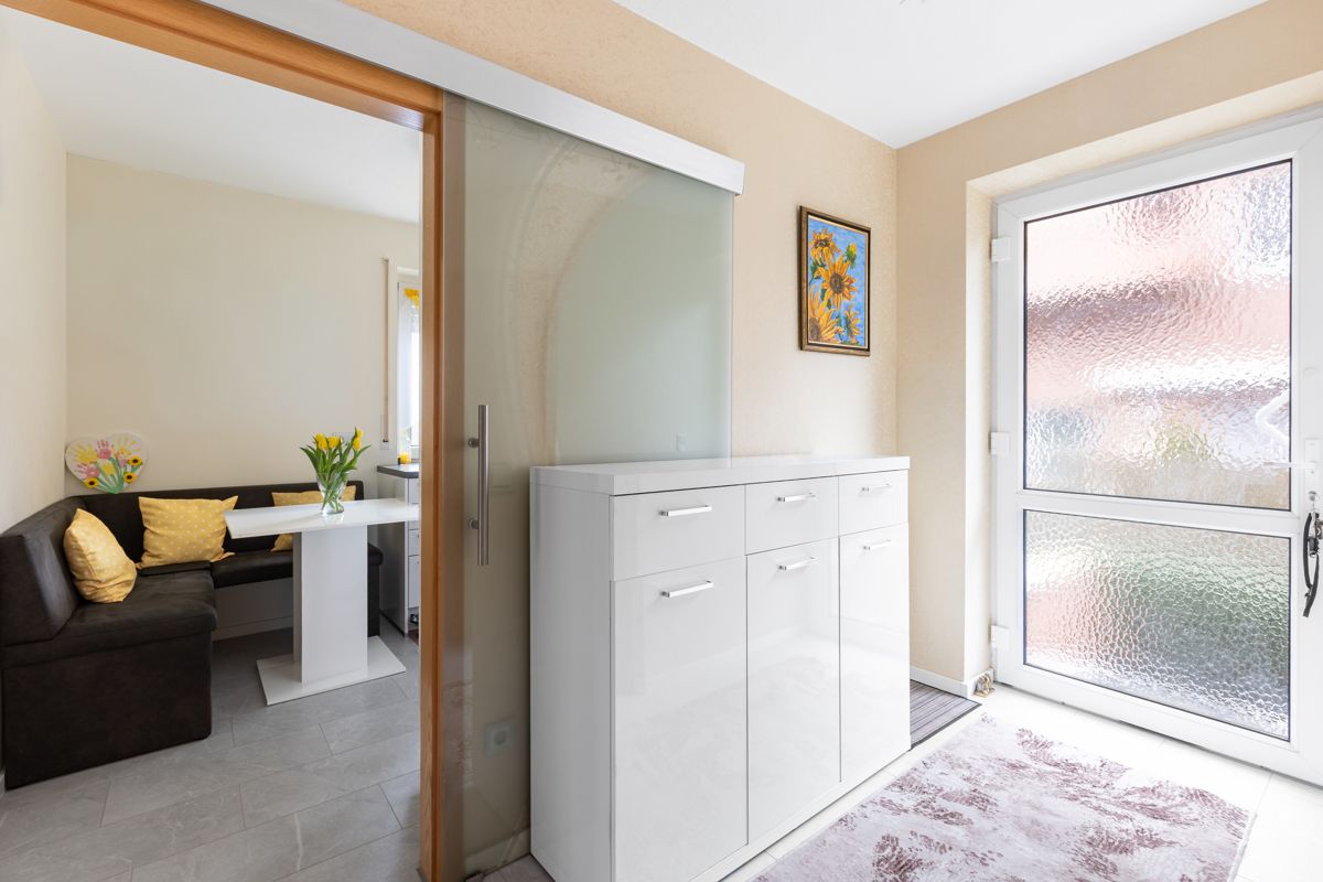 Eingangsbereich mit Blick in die Küche