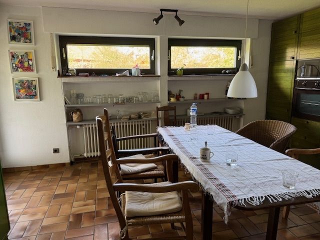 Viel Platz in der Wohnküche mit Ausgang zur überdachten Terrasse