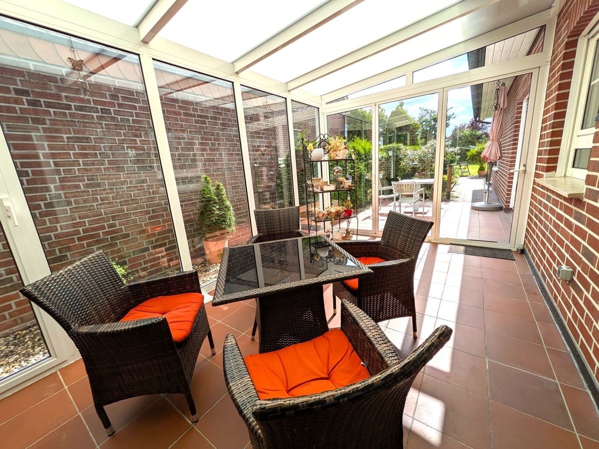 Von dem Wintergarten gelangen Sie über die Terrasse in den gepflegten Garten
