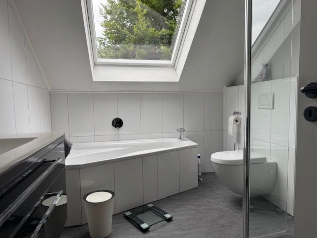 Das modernisierte Bad mit Eck-Wanne und Dusche