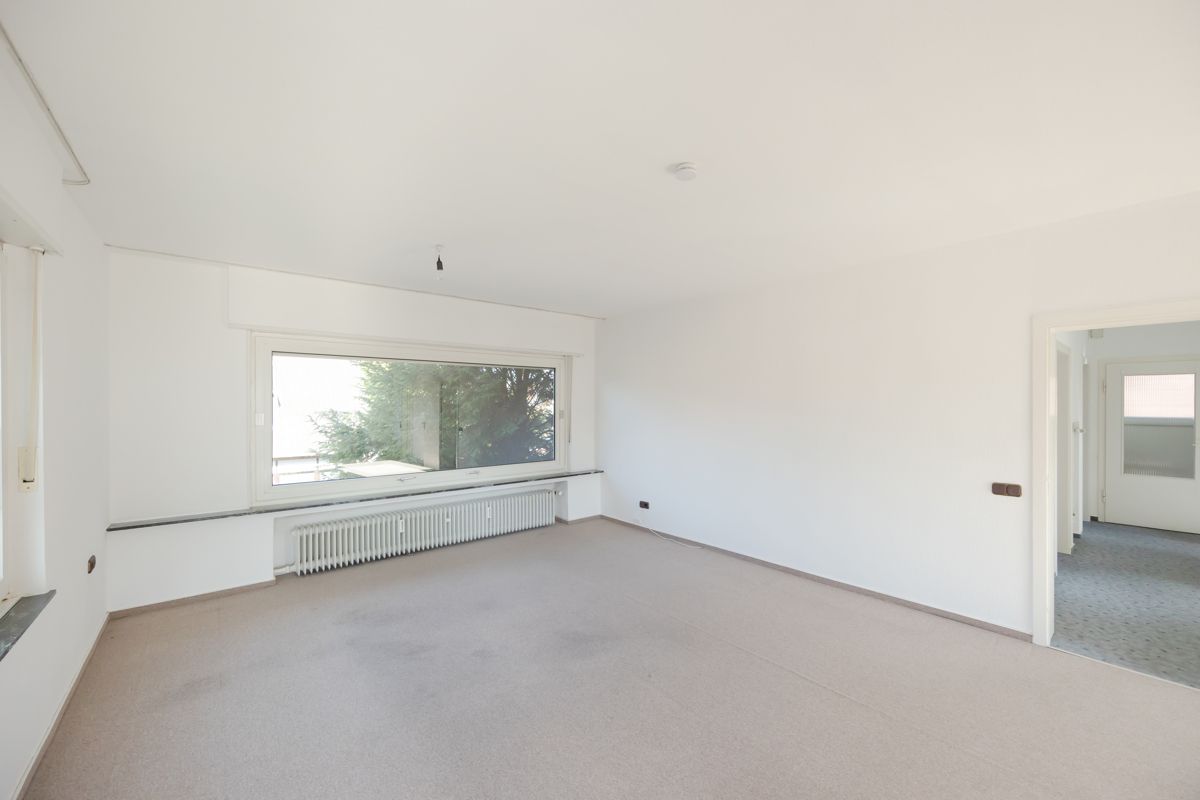 Helles Wohnzimmer mit großem Fenster