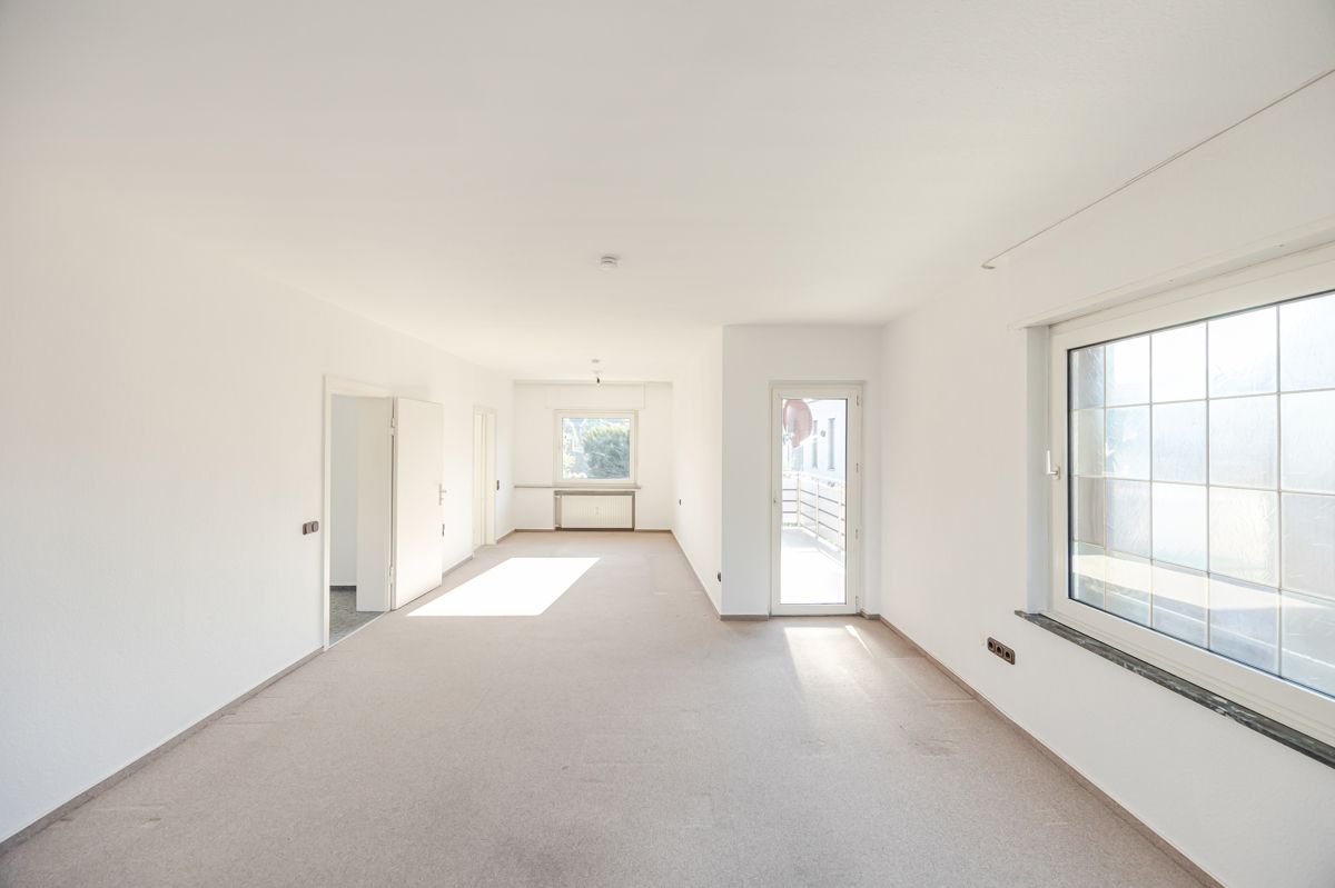 Helles Wohnzimmer mit großem Fenster