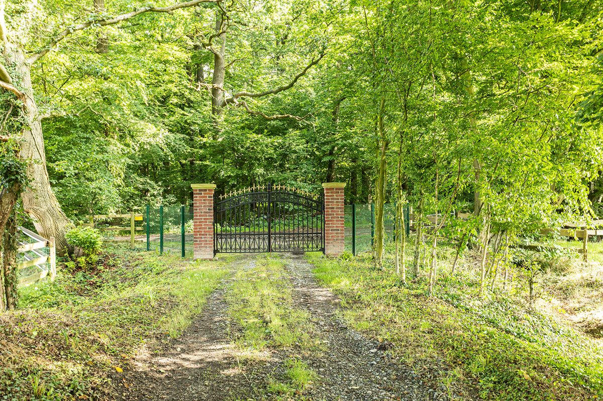 Capeller-Tor und Zufahrt