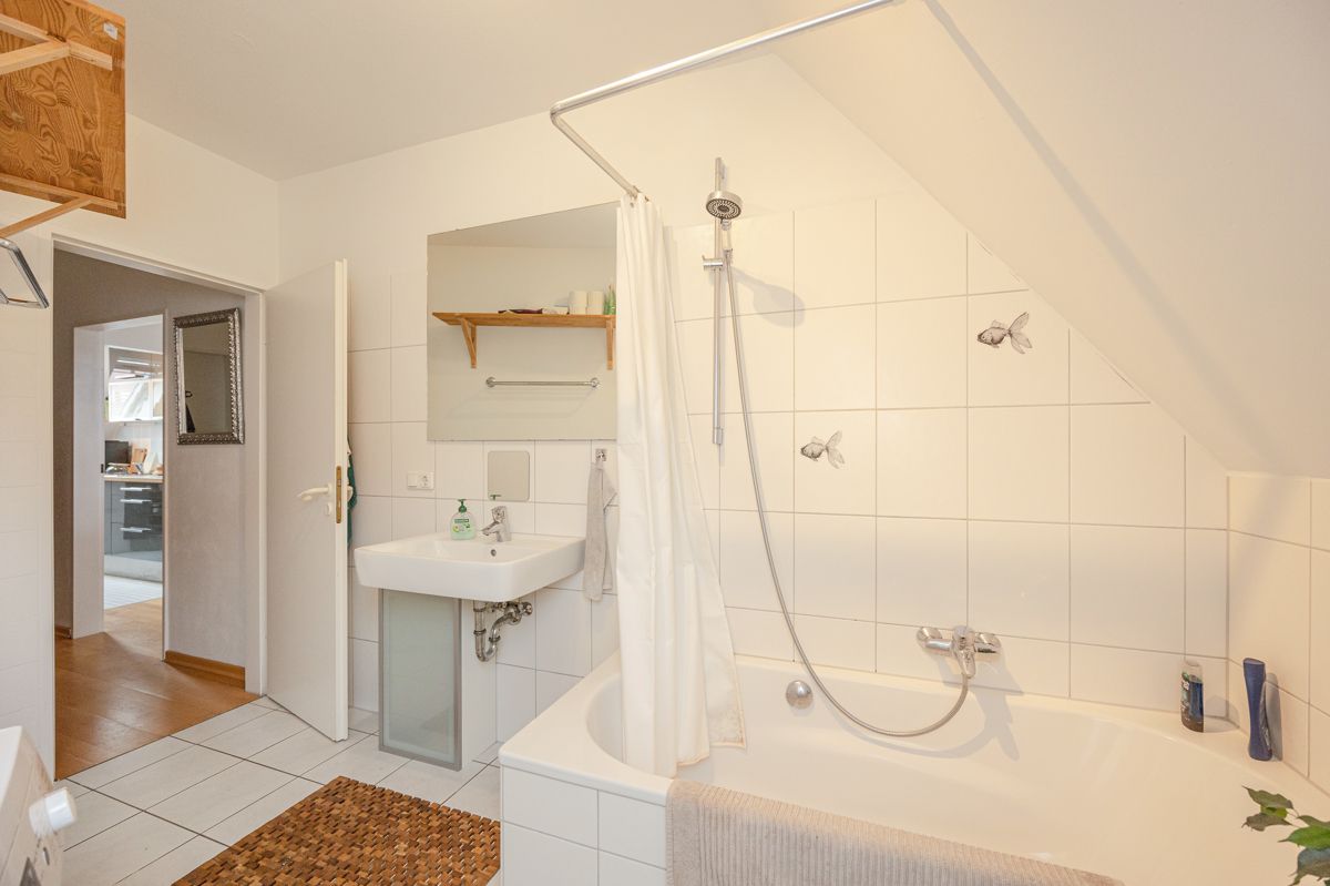 ...mit Badewanne ...